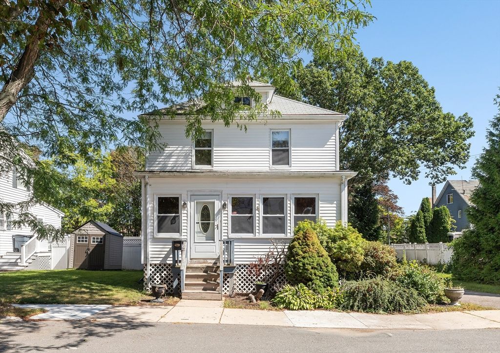 Exterior, Facade, American Foursquare
