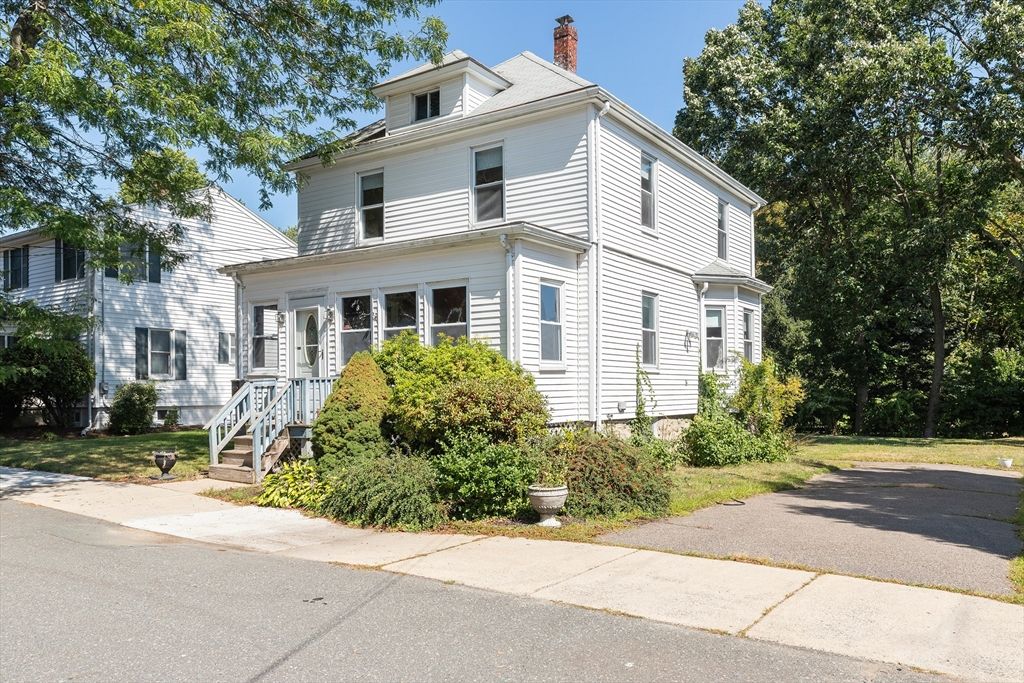 Exterior, Facade, American Foursquare