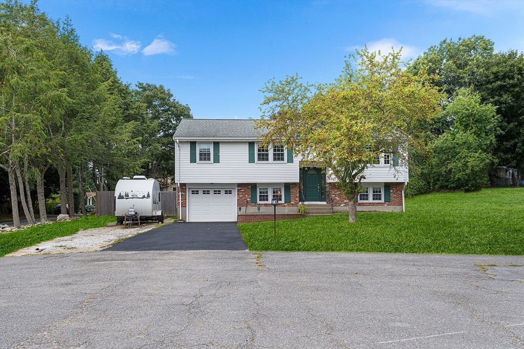 Attached, Exterior, Facade, Brick Facade, Raised Ranch