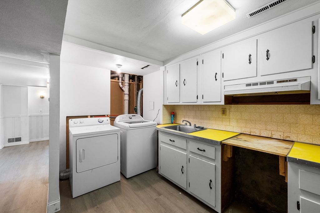 Interior, Washer, Wood Texture Flooring