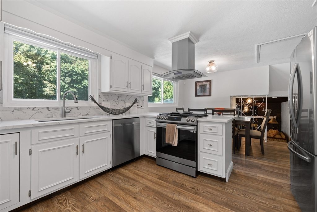Dining room, Interior, Kitchen, Stainless Steel Appliances, Wood Texture Flooring