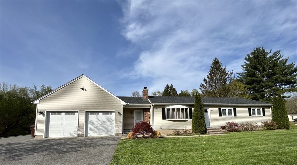 Attached, Exterior, Facade, Ranch