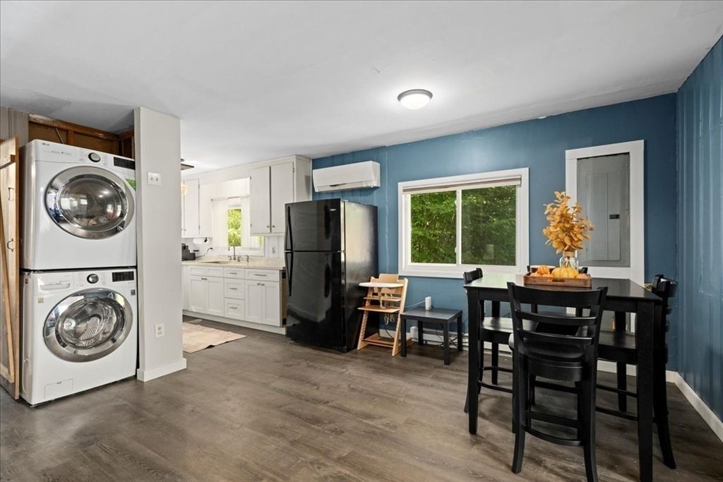 Dining room, Interior, Kitchen, Utility Closets, Washer, Wood Texture Flooring