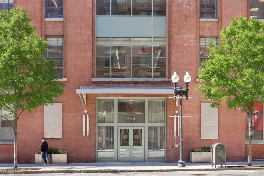 Exterior, Facade, Brick Facade, Rowhouse