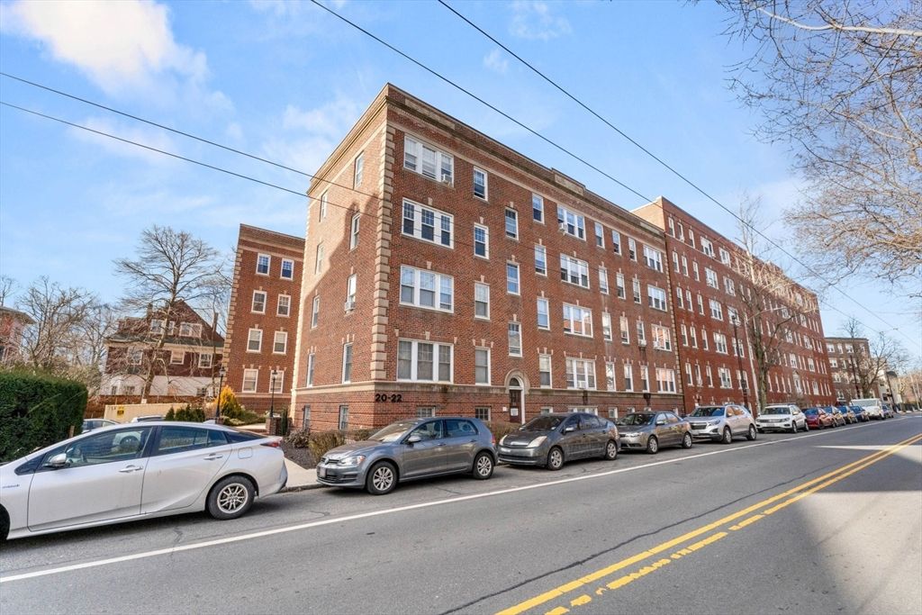 Exterior, Facade, Brick Facade, Chicago School