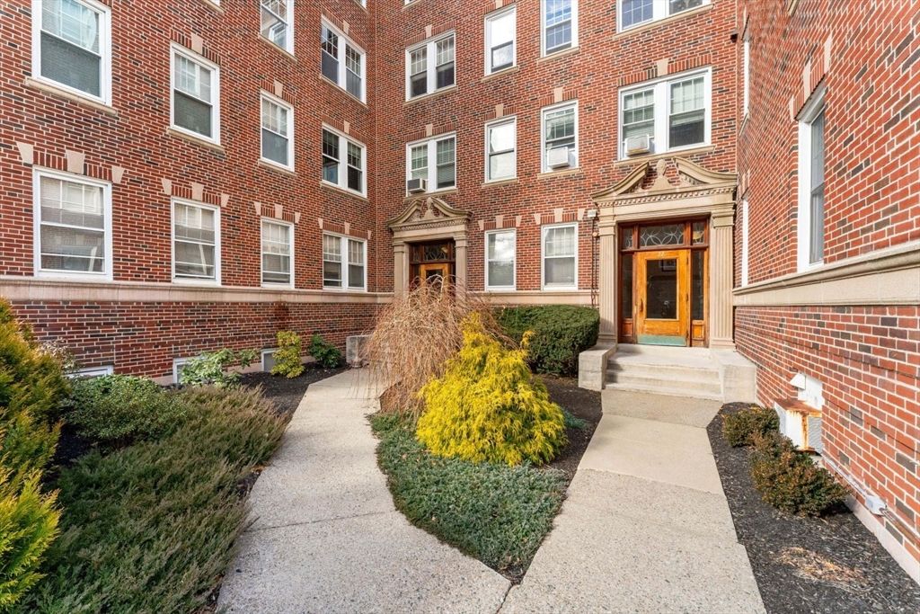 Exterior, Facade, Brick Facade, Rowhouse