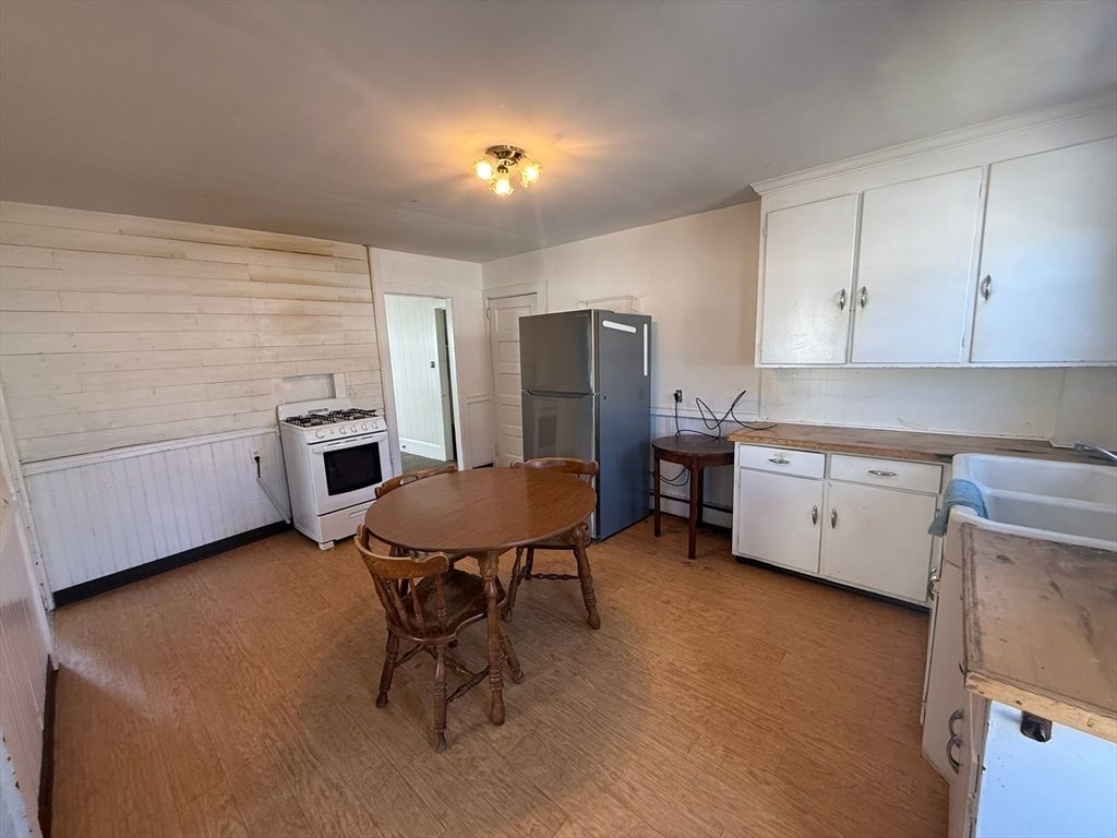 Dining room, Interior, Kitchen, Stainless Steel Appliances, Wood Texture Flooring