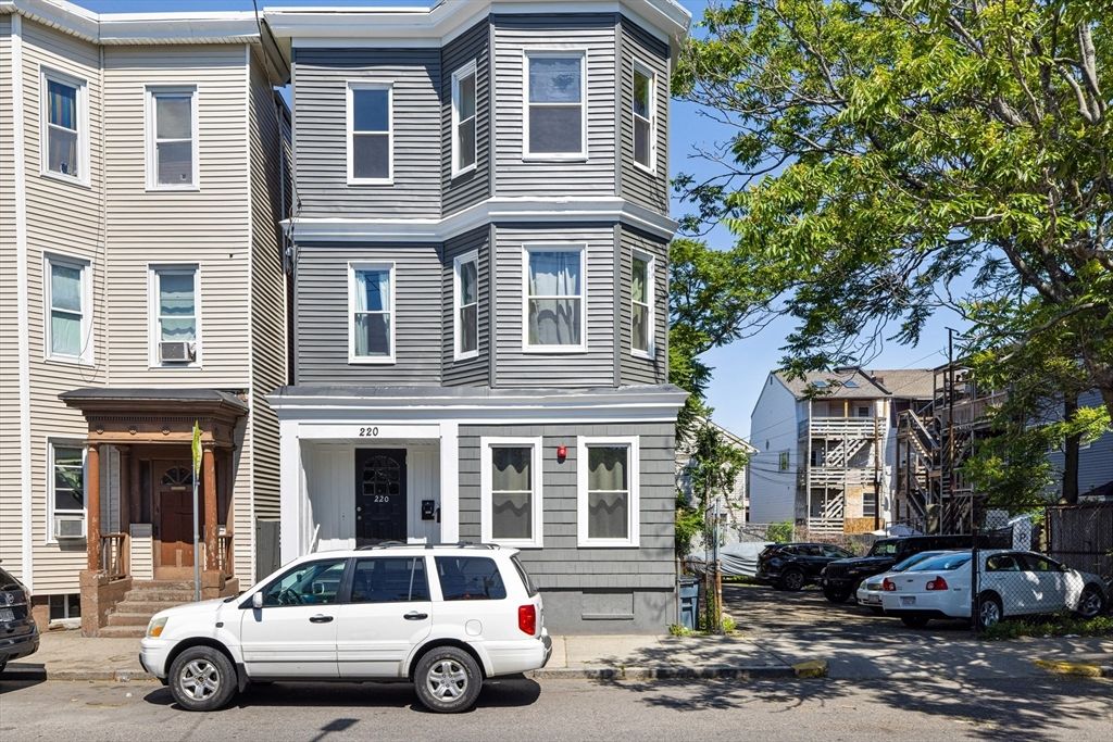 Exterior, Facade, Rowhouse