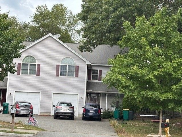 Attached, Exterior, Facade, Split Level