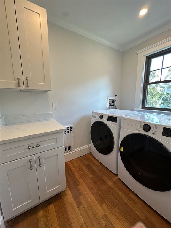 Interior, Recessed Lighting, Washer, Wood Texture Flooring