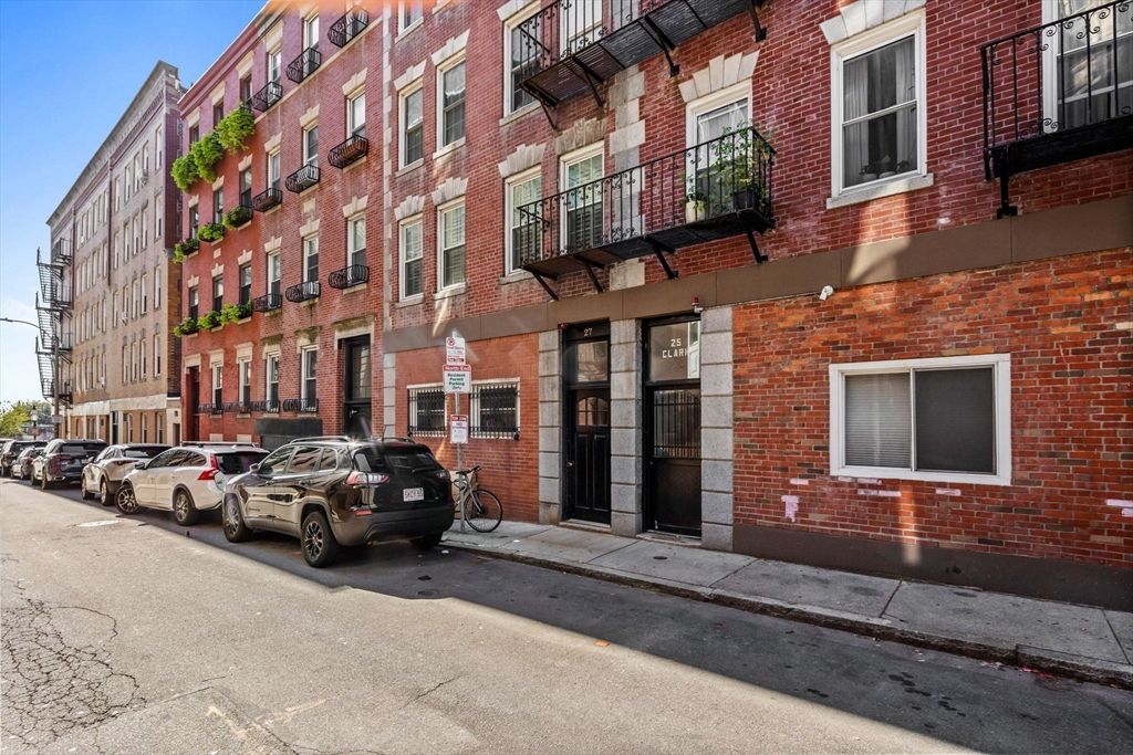 Exterior, Facade, Brick Facade, Rowhouse