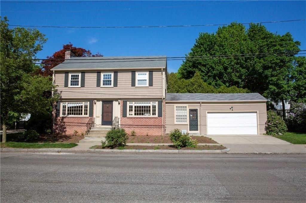 Attached, Exterior, Facade, Split Level