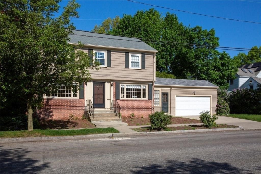 Attached, Exterior, Facade, Brick Facade, Split Level