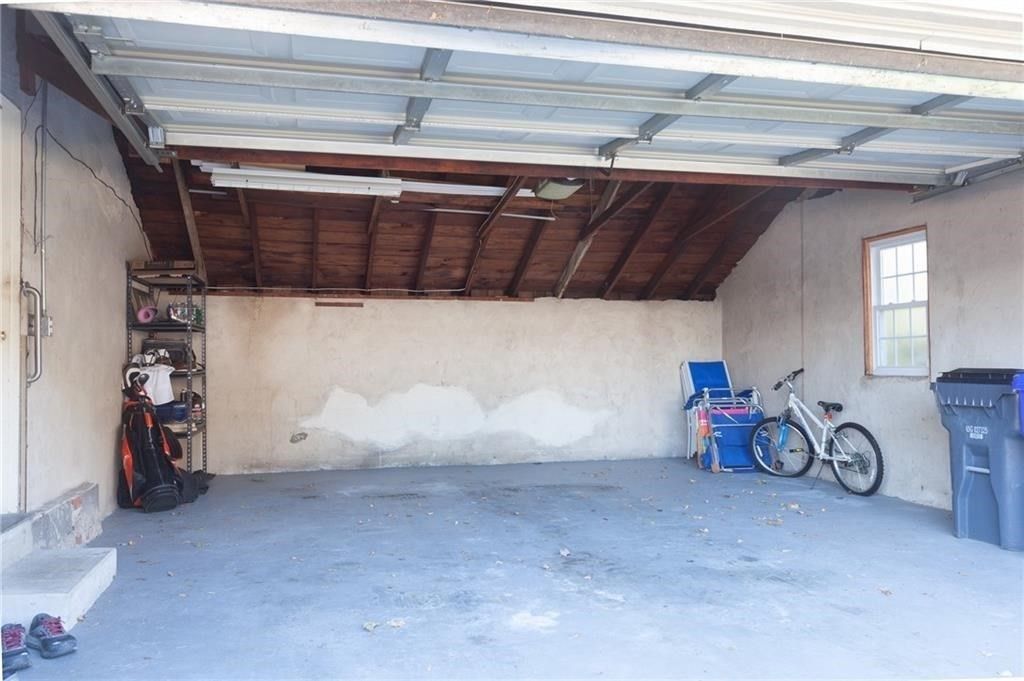 Garage, Interior, Wooden Beams