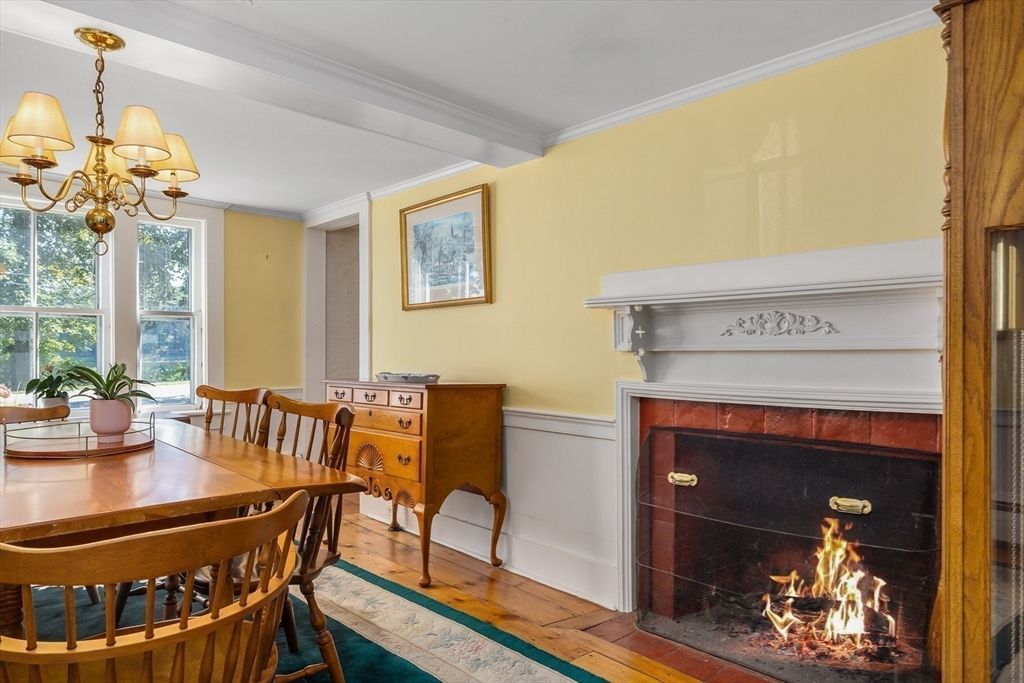 Chandelier, Dining room, Fireplace, Interior, Wood Texture Flooring
