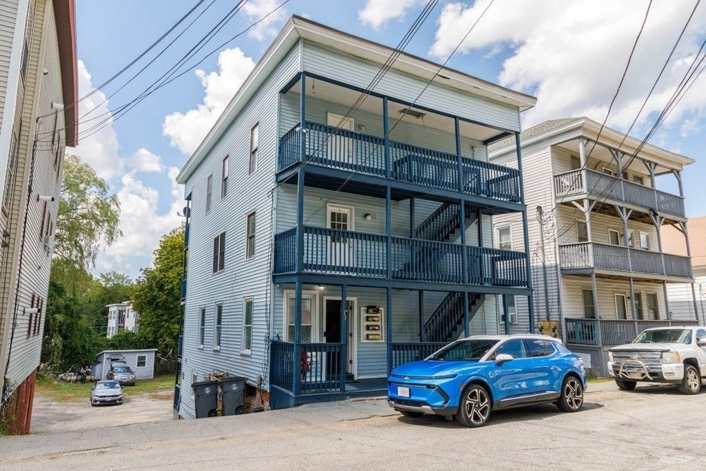 Exterior, Facade, Rowhouse