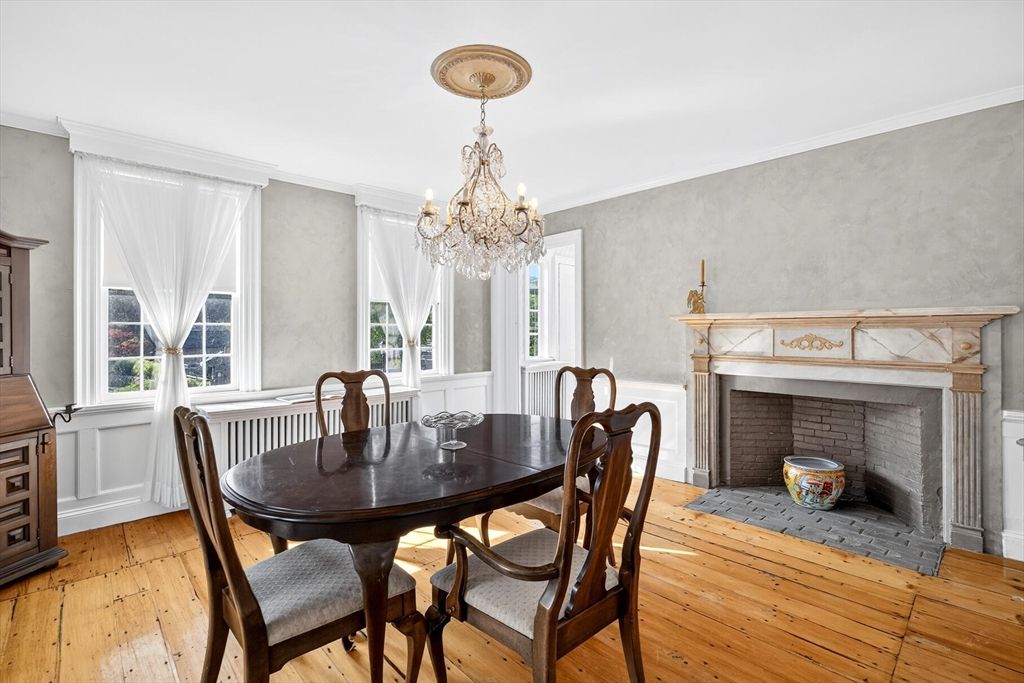 Chandelier, Dining room, Fireplace, Interior, Wood Texture Flooring