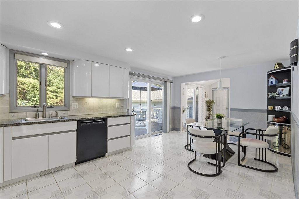 Dining room, Interior, Kitchen, Marble, Pendant Lights, Recessed Lighting