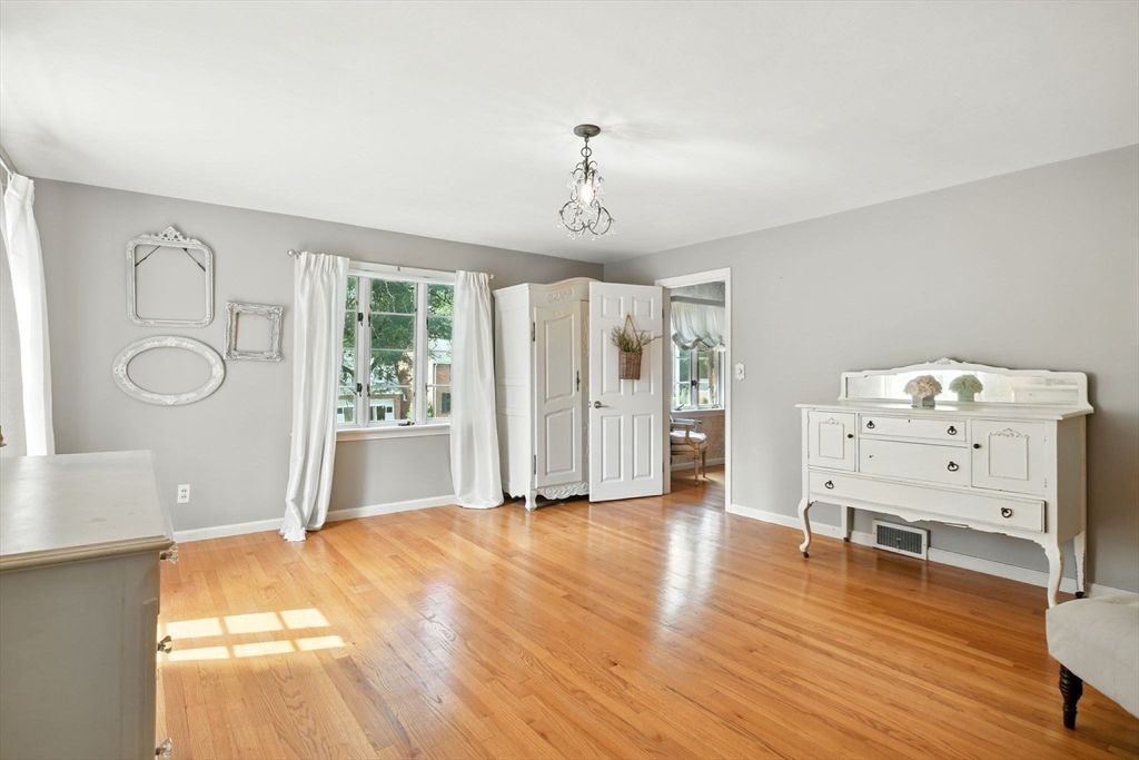 Interior, Pendant Lights, Wood Texture Flooring