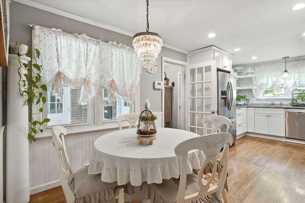 Chandelier, Dining room, Interior, Kitchen, Recessed Lighting, Wood Texture Flooring