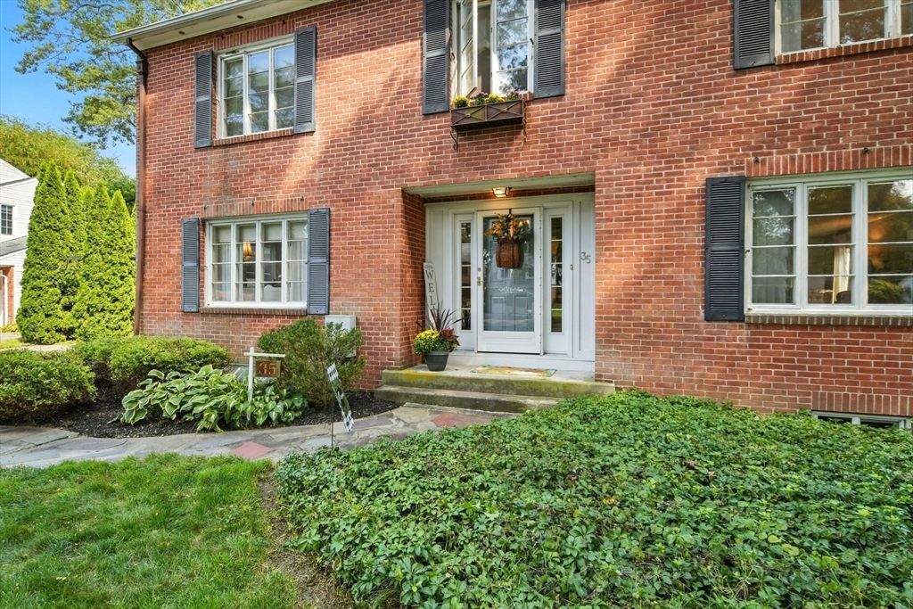 Exterior, Facade, Brick Facade, Rowhouse