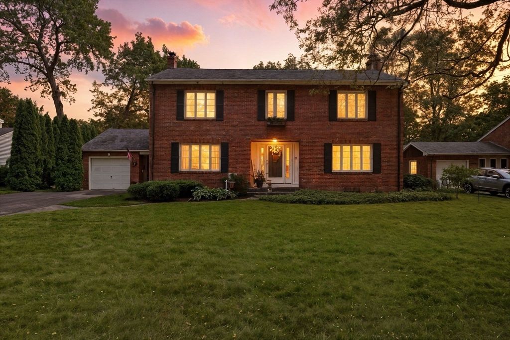 Attached, Exterior, Facade, Brick Facade, Georgian