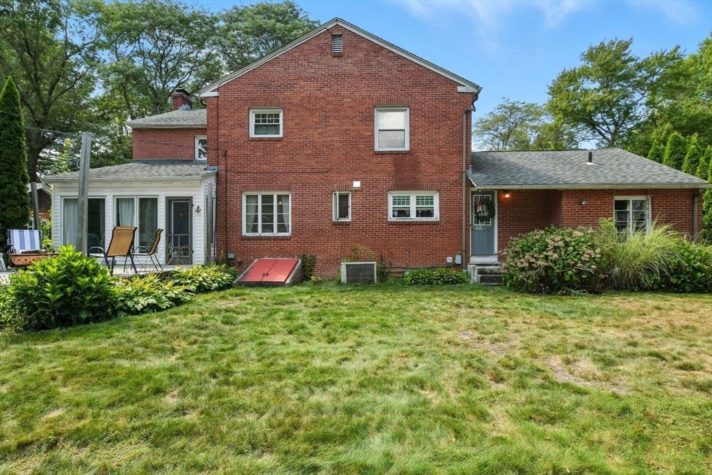 Backyard, Exterior, Facade, Brick Facade, Brick Traditional