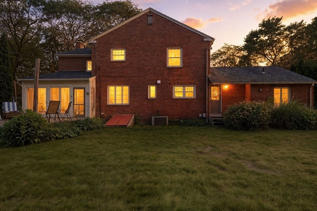 Backyard, Exterior, Facade, Brick Facade, Brick Traditional