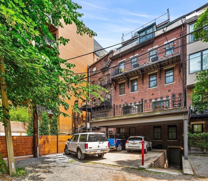 Exterior, Facade, Brick Facade, Rowhouse