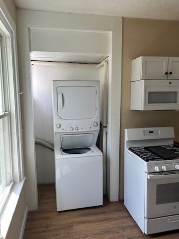 Interior, Kitchen, Utility Closets, Washer, Wood Texture Flooring
