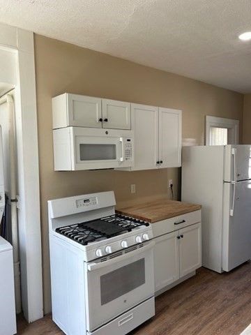 Interior, Kitchen, Recessed Lighting, Washer, Wood Texture Flooring