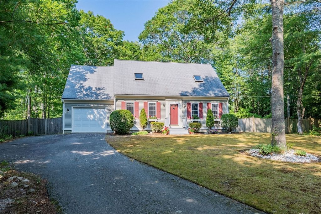 Attached, Exterior, Facade, Cape Cod