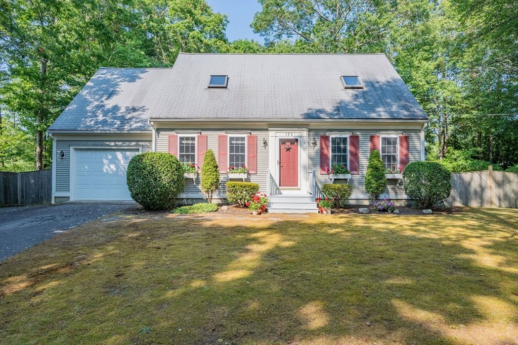 Attached, Exterior, Facade, Cape Cod