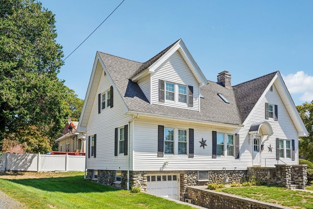 Attached, Exterior, Facade, Farmhouse