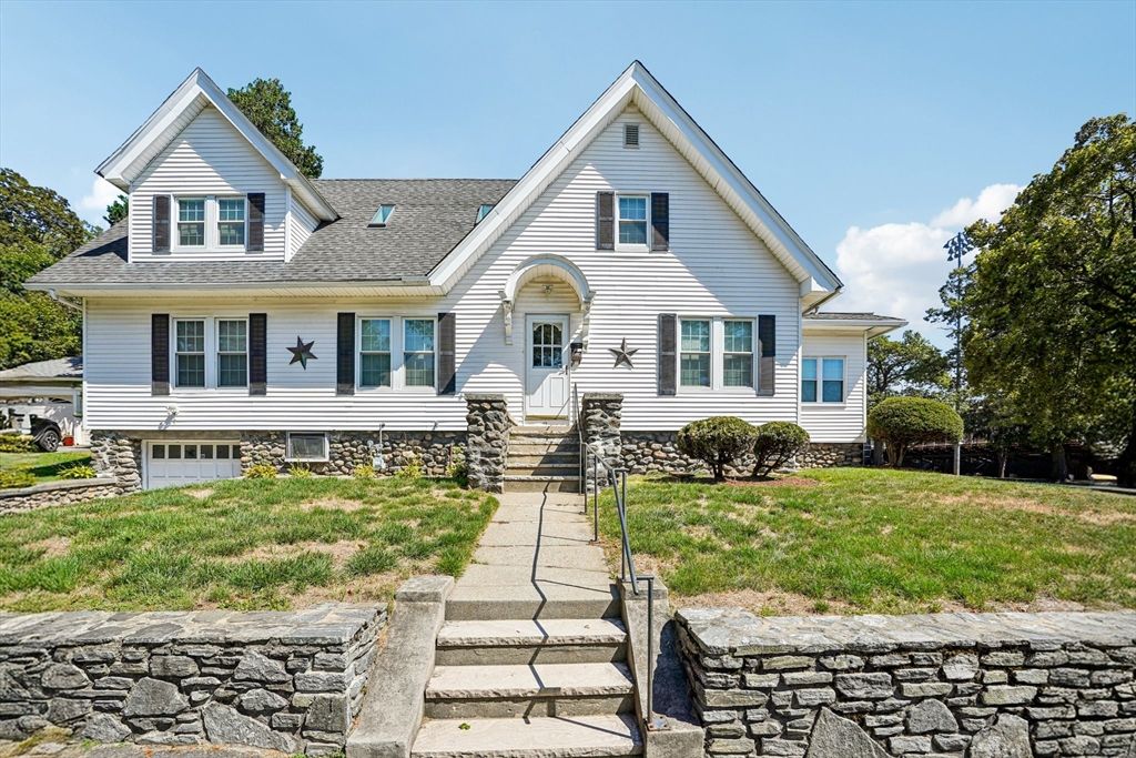 Attached, Exterior, Facade, Farmhouse