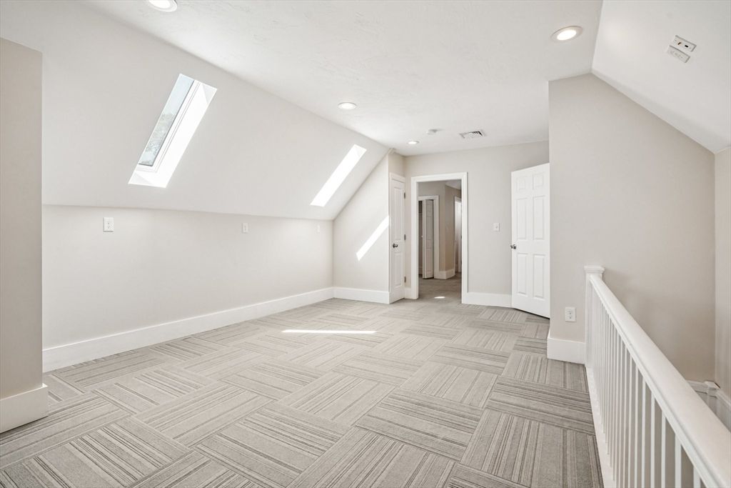 Empty room, Interior, Recessed Lighting