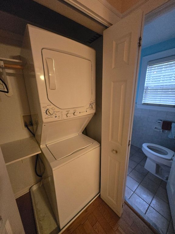 Interior, Utility Closets, Washer, Wood Texture Flooring