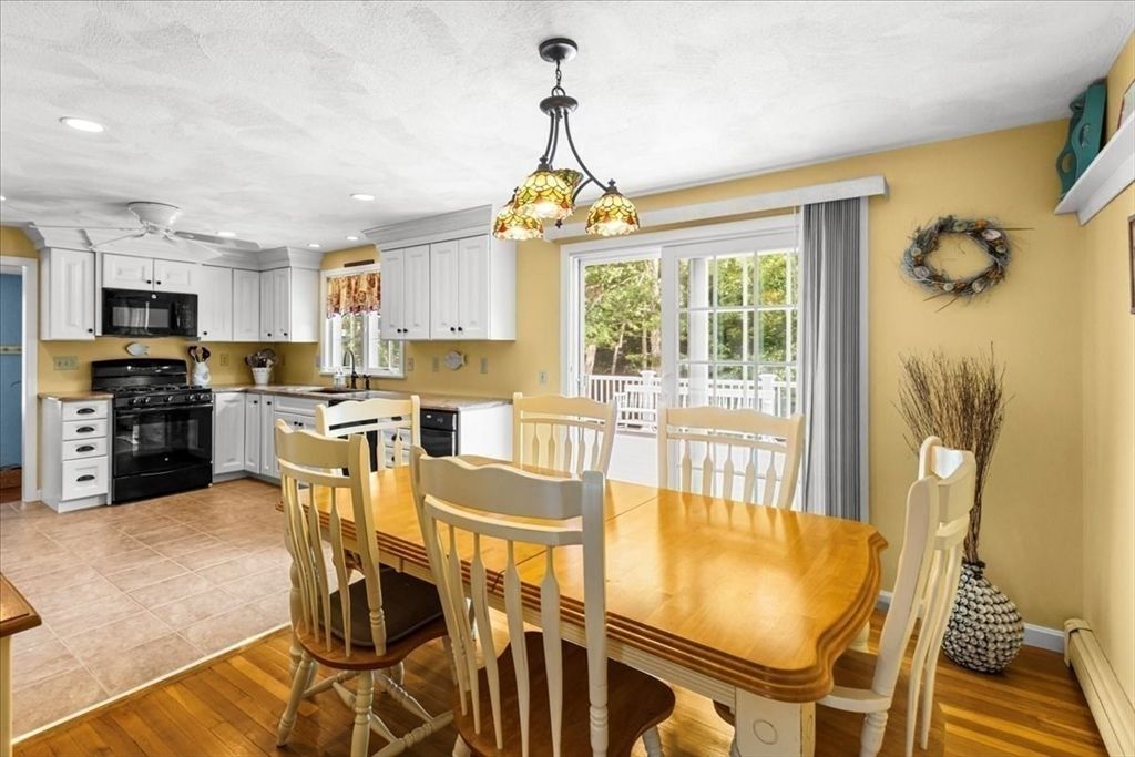 Dining room, Interior, Kitchen, Pendant Lights, Recessed Lighting, Wood Texture Flooring