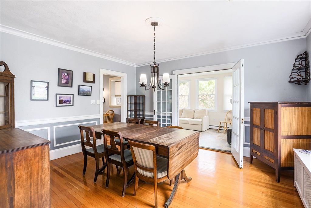 Chandelier, Dining room, Interior, Living room, Pendant Lights, Wood Texture Flooring
