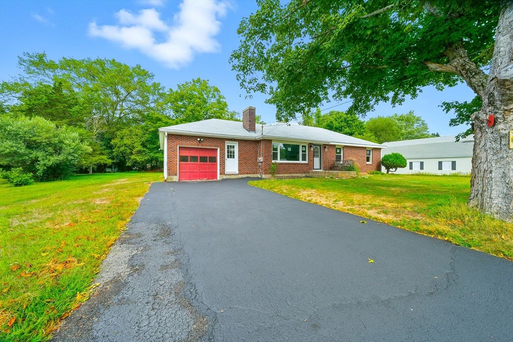Attached, Exterior, Facade, Brick Facade, Ranch