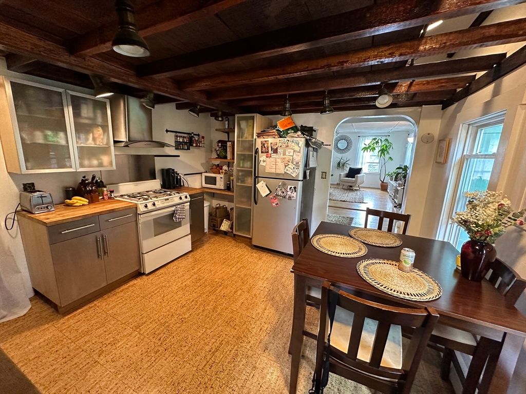Dining room, Interior, Kitchen, Pendant Lights, Stainless Steel Appliances, Wooden Beams, Wooden Ceilings