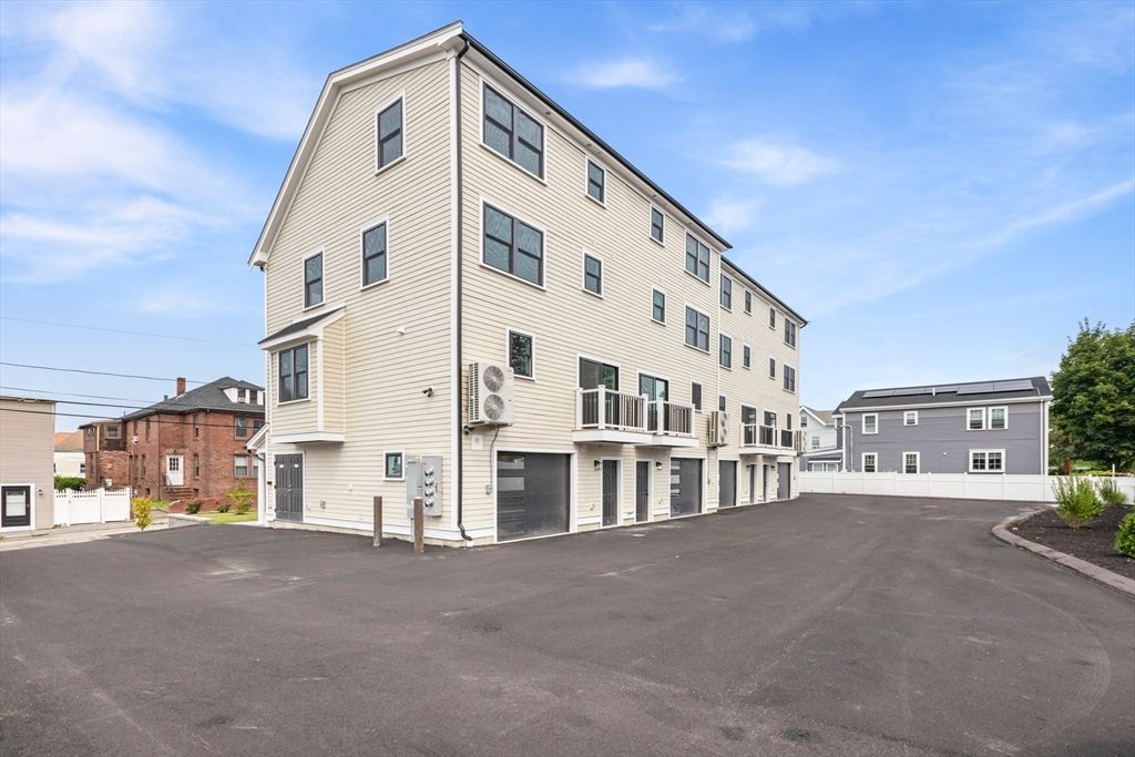 Attached, Exterior, Facade, Rowhouse