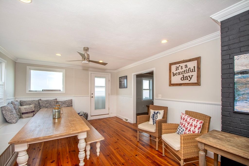 Interior, Recessed Lighting, Wood Texture Flooring