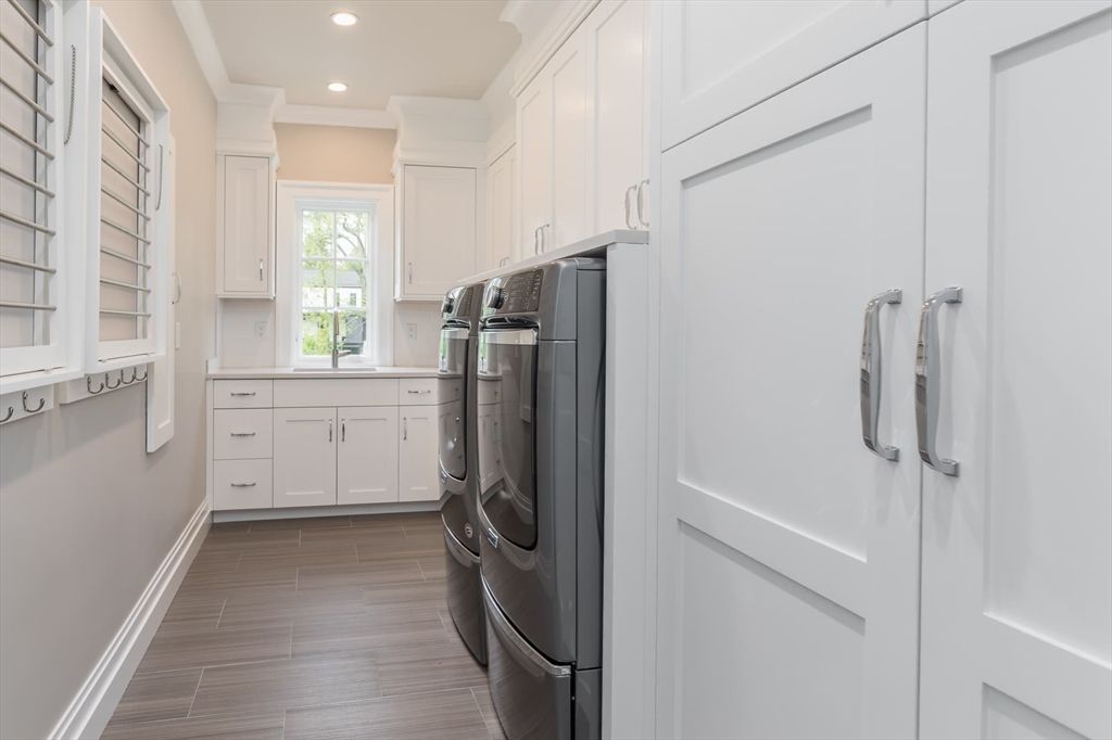 Interior, Recessed Lighting, Washer, Wood Texture Flooring