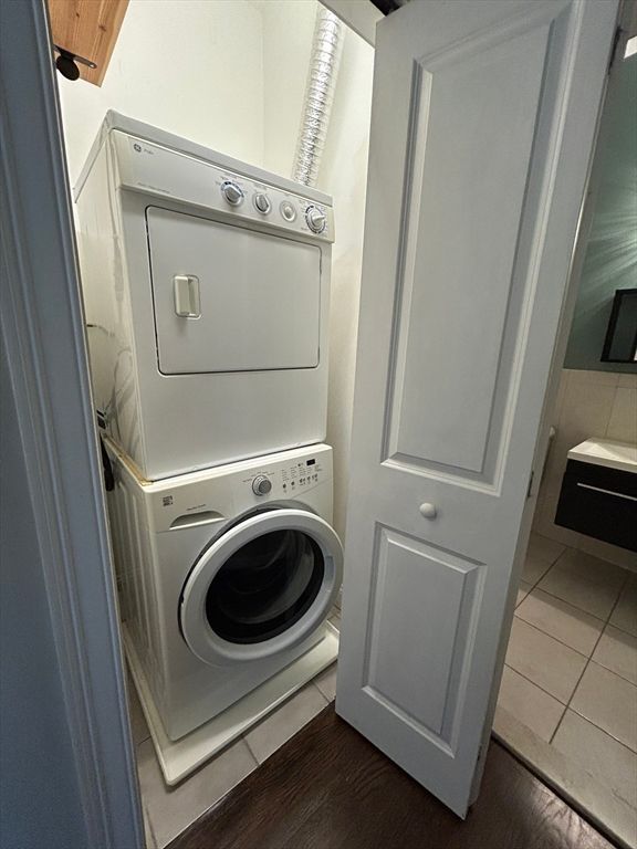 Interior, Utility Closets, Washer, Wood Texture Flooring