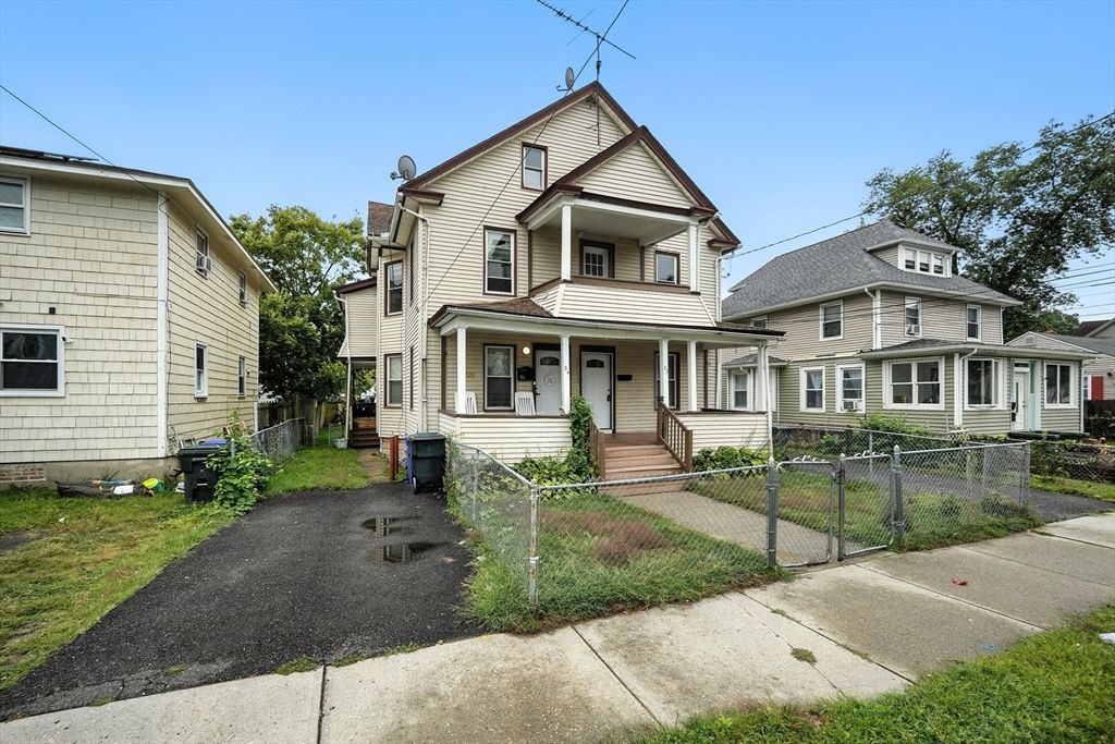 Exterior, Facade, Queen Anne Victorian