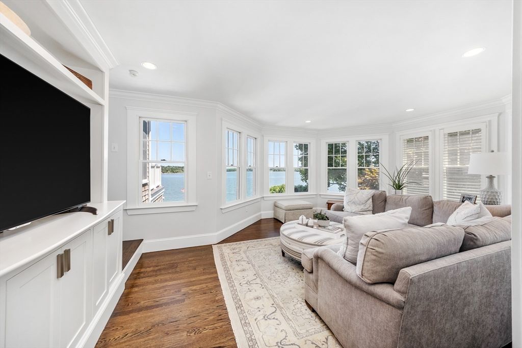 Interior, Living room, Recessed Lighting, Water, Wood Texture Flooring