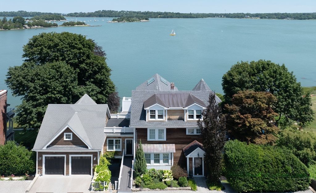 Attached, Exterior, Facade, Queen Anne Victorian