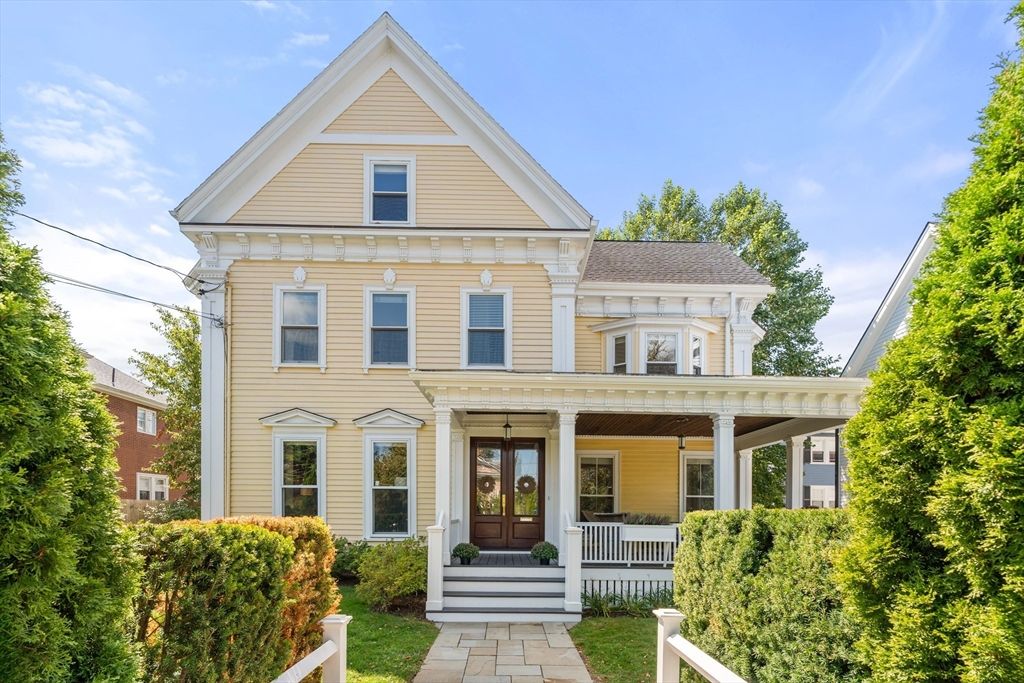Exterior, Facade, Queen Anne Victorian