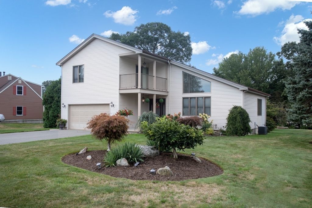 Attached, Exterior, Facade, Farmhouse